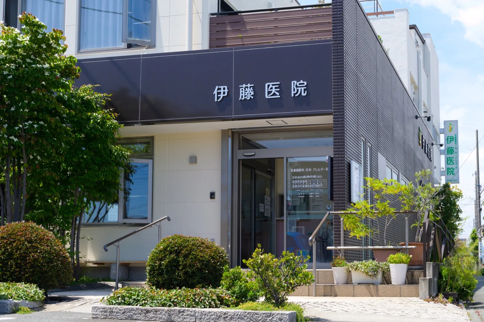 緑に囲まれた正面入口